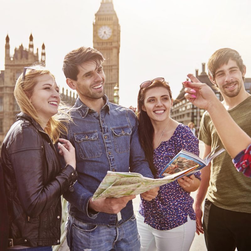 Group of friends against the Big Ben